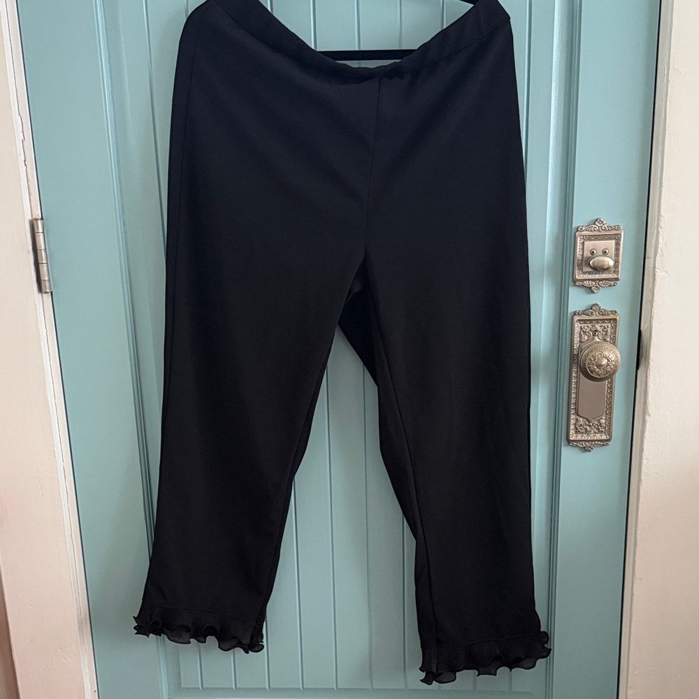 Black Women's Cropped Ruffle-Hem Pants